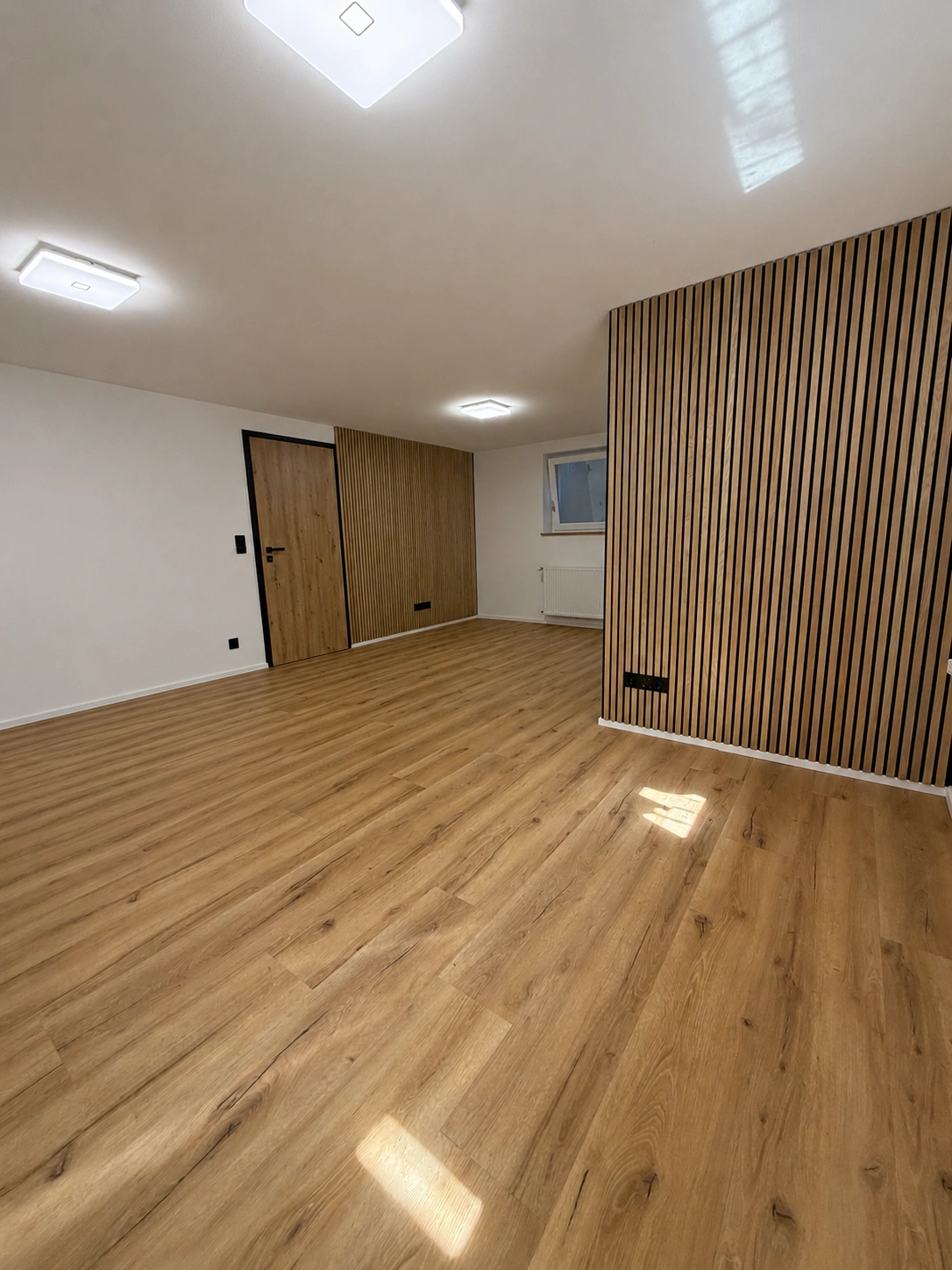 Eine meiner Arbeiten: Innenraum mit Wandlamellen und Boden in Holzoptik