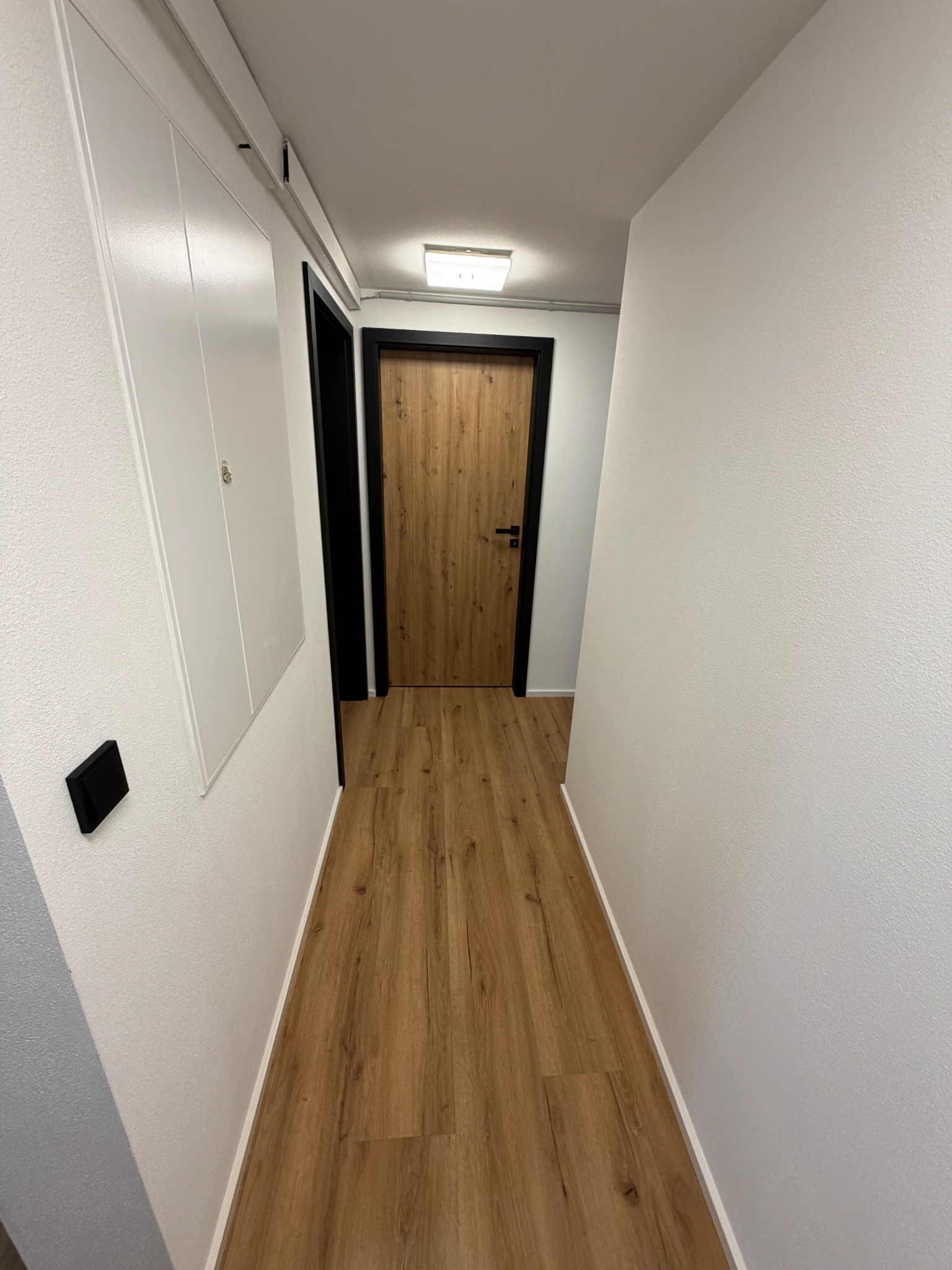 Renovierter Flur mit Sockelleisten