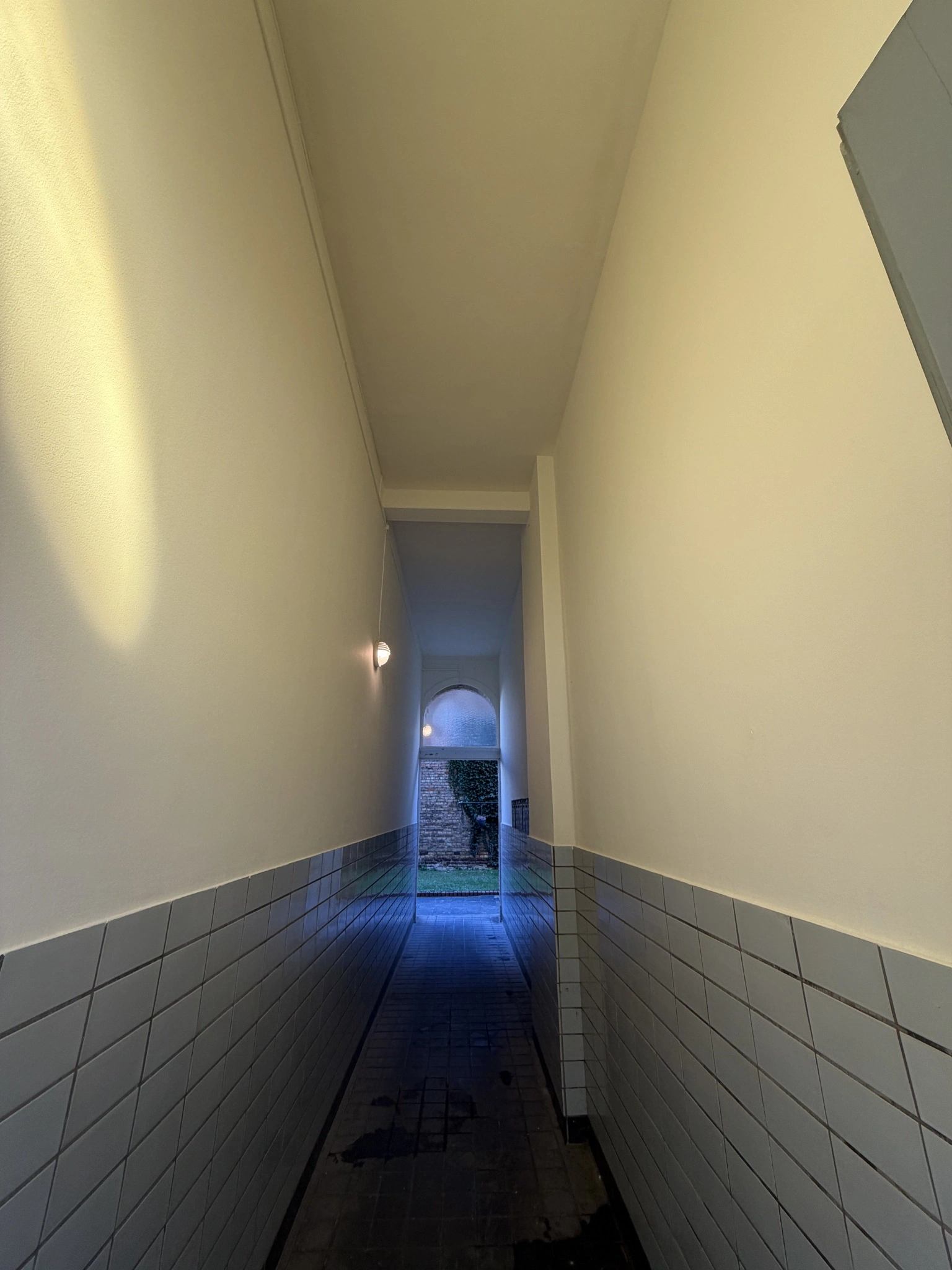 Gestrichene Wände in einem Hausdurchgang