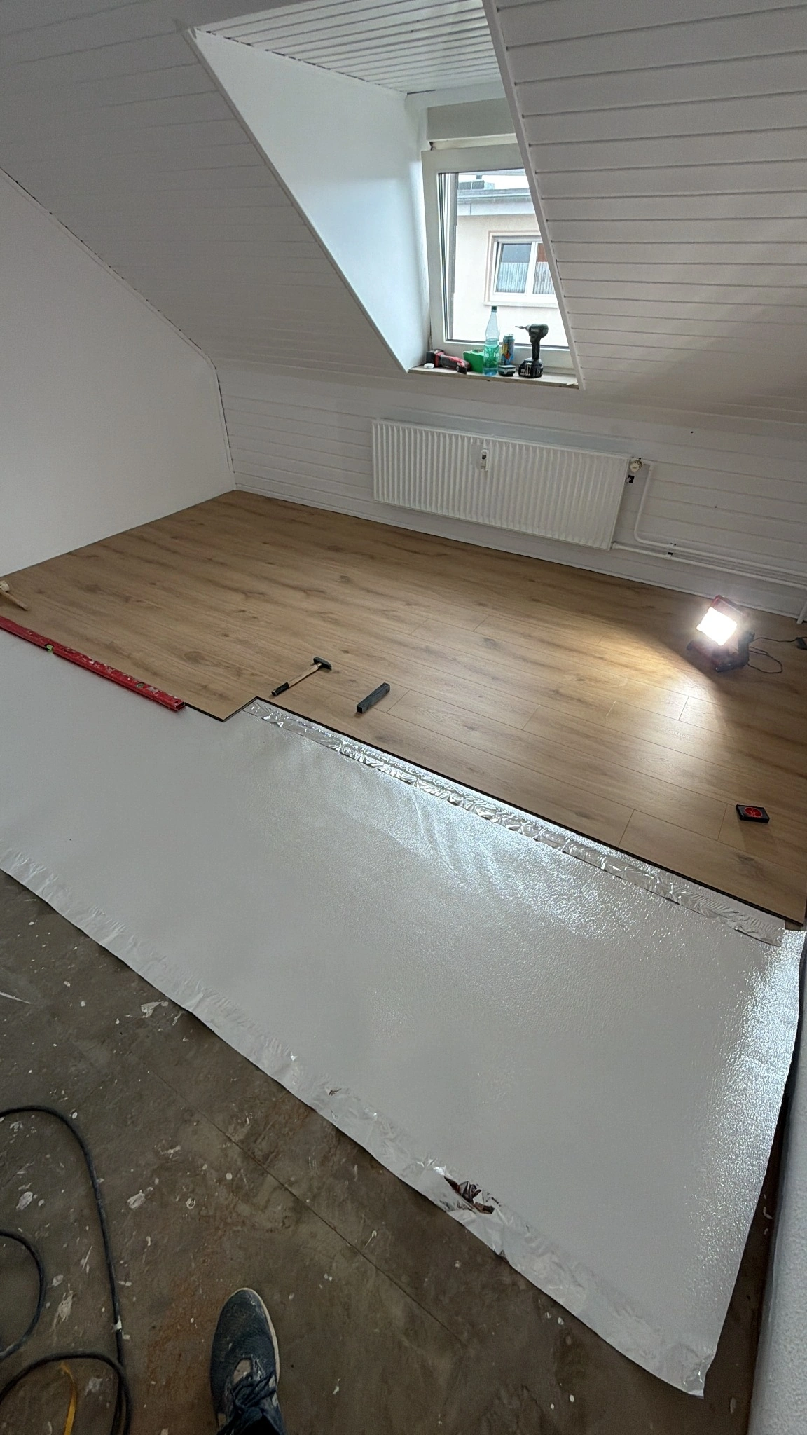 Laminatverlegung während der Arbeiten